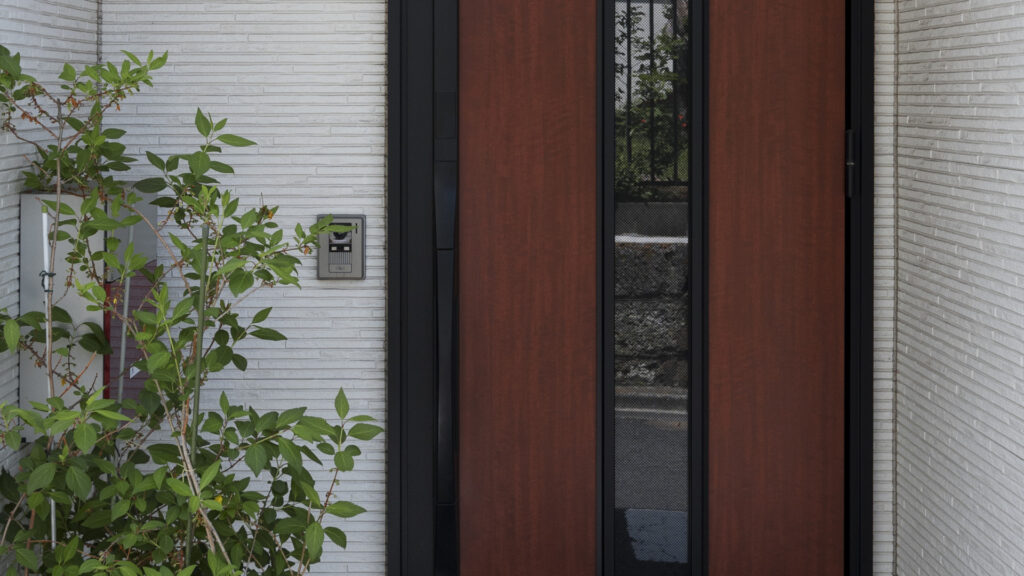 Porte d'entrée vitrée : alliez lumière, sécurité et personnalisation à votre façade